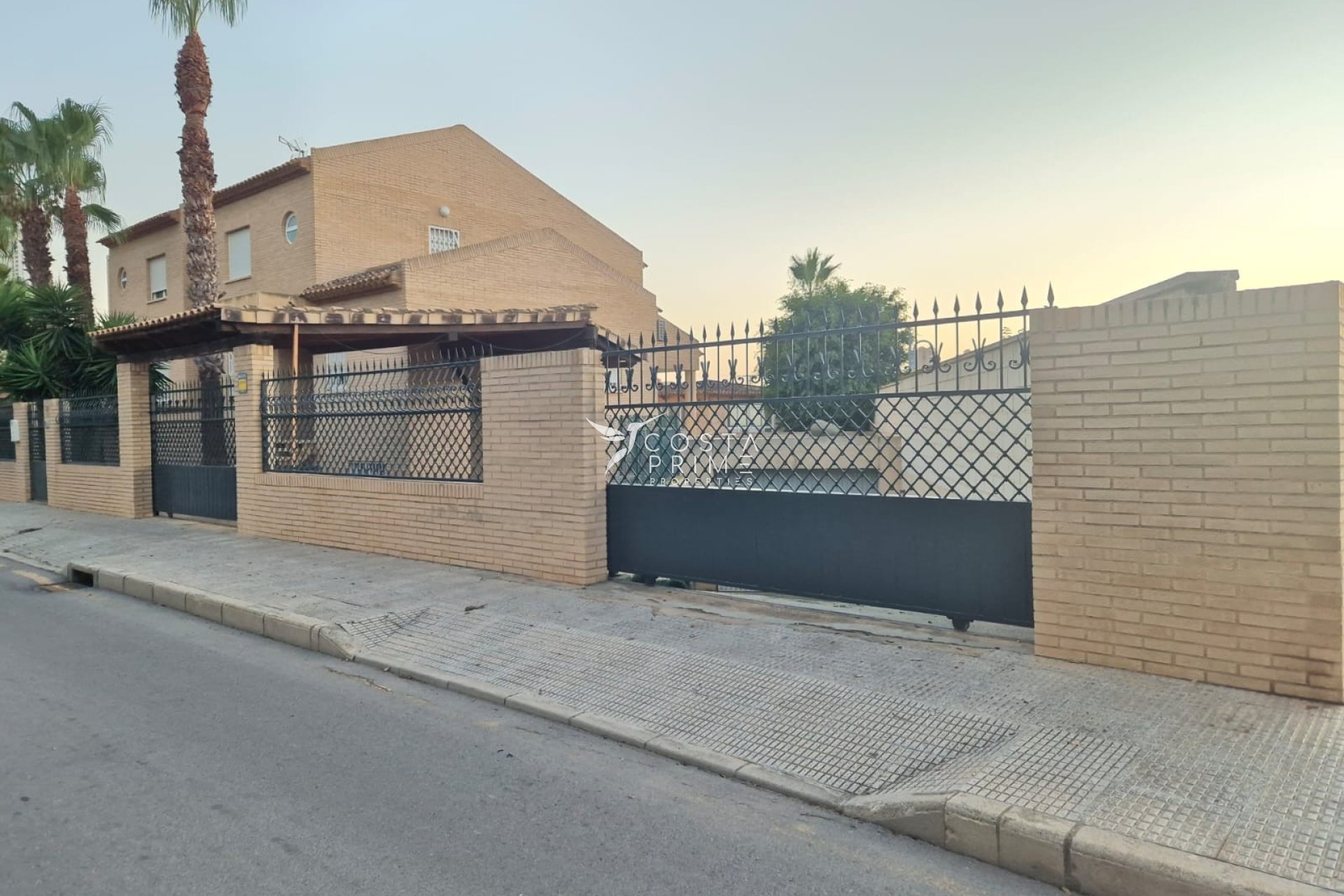 Resale - Villa  - Benidorm