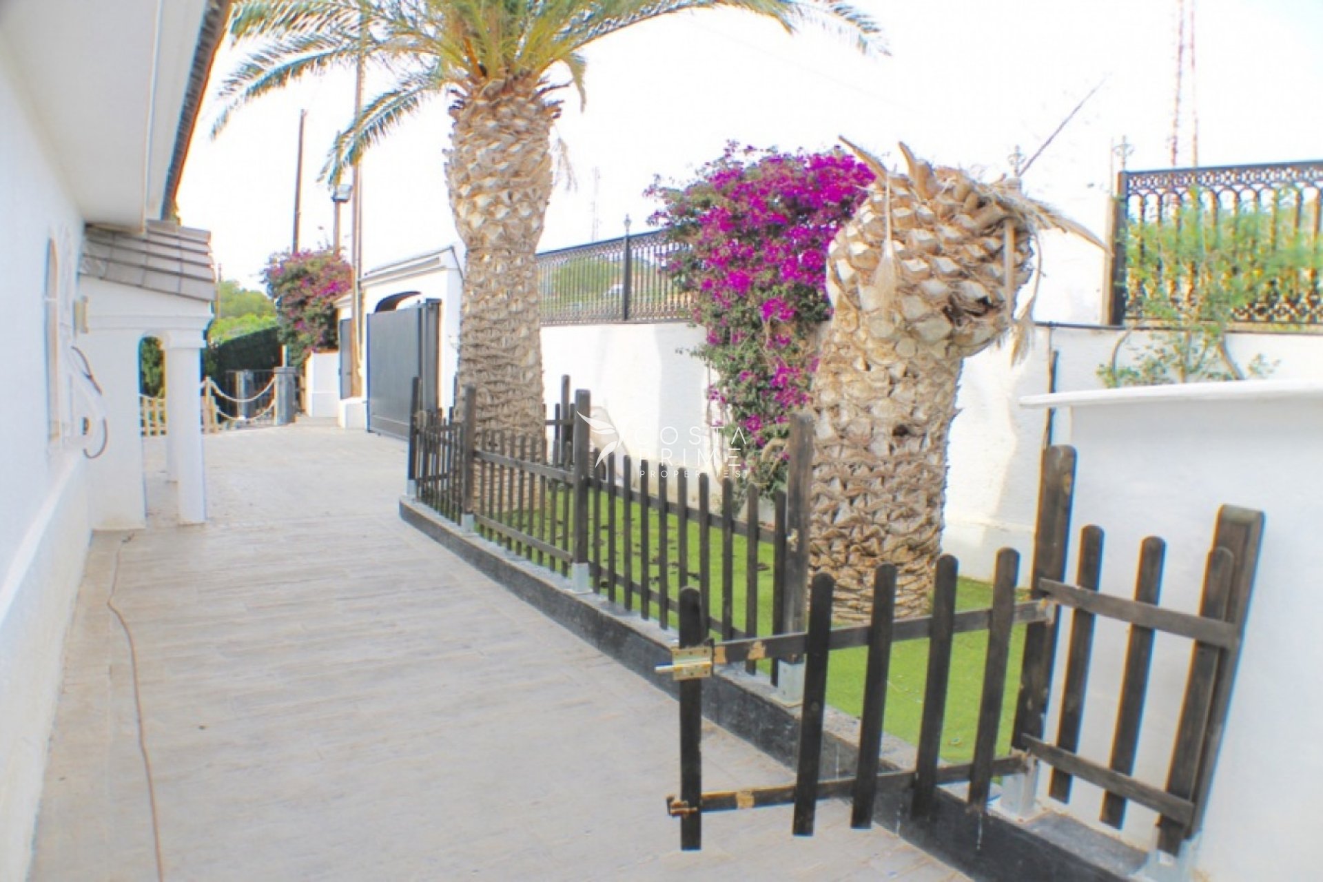 Resale - Villa  - Benidorm