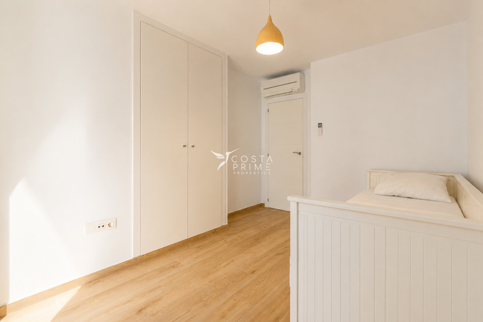 Újraértékesítés - Városháza / Semi - Albir