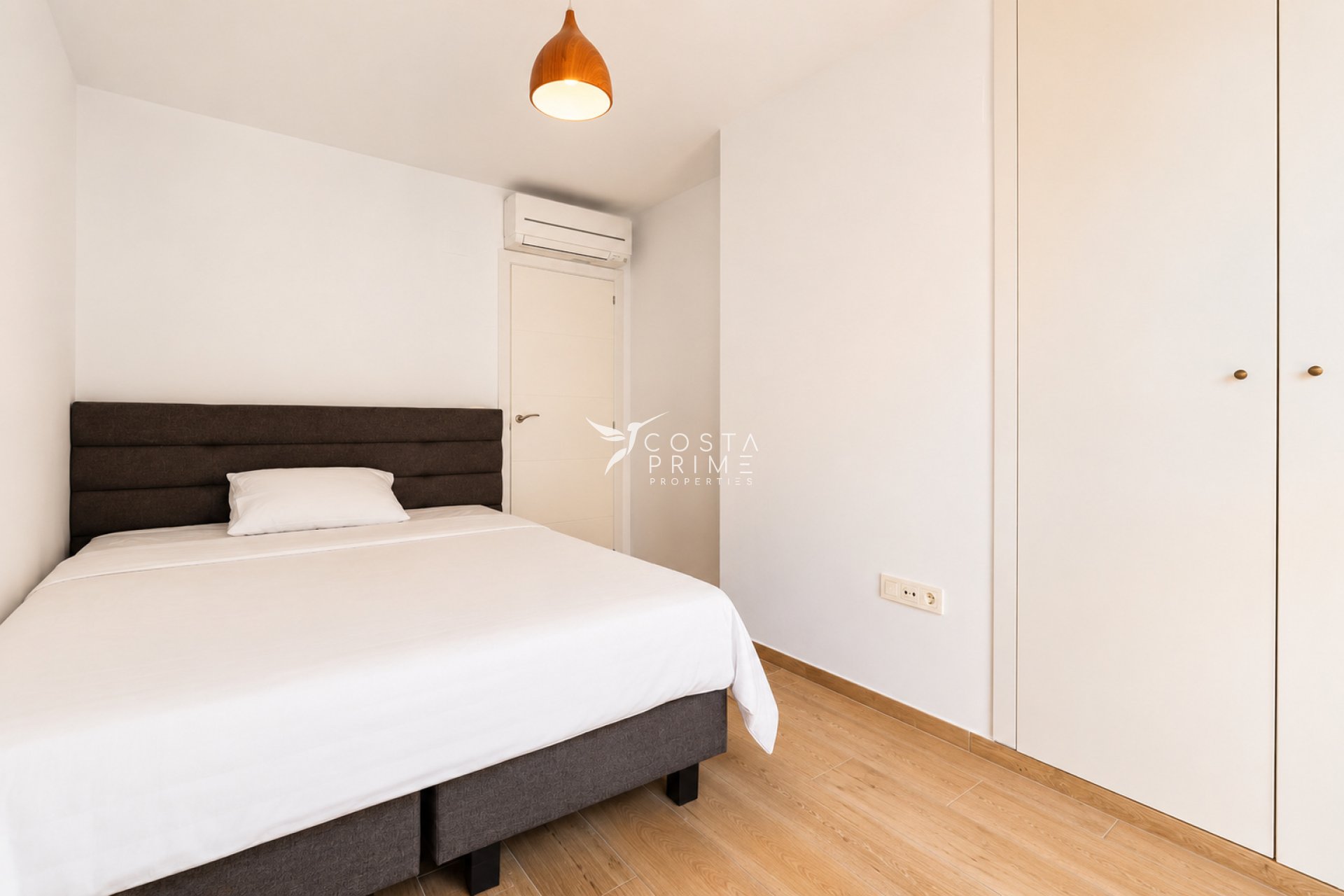 Újraértékesítés - Városháza / Semi - Albir